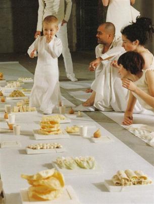 Marije Vogelzang’s first eating design project: the white funeral.