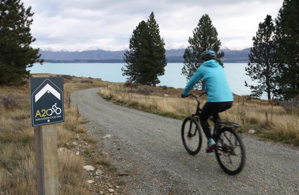 Lake Pukaki to Lake Ohau forms part of the Alps 2 Ocean trail.