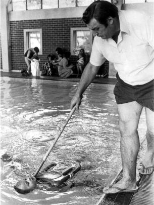 Laing training a swiiming pupil at Moana Pool in the 1970s. Photo by ODT.