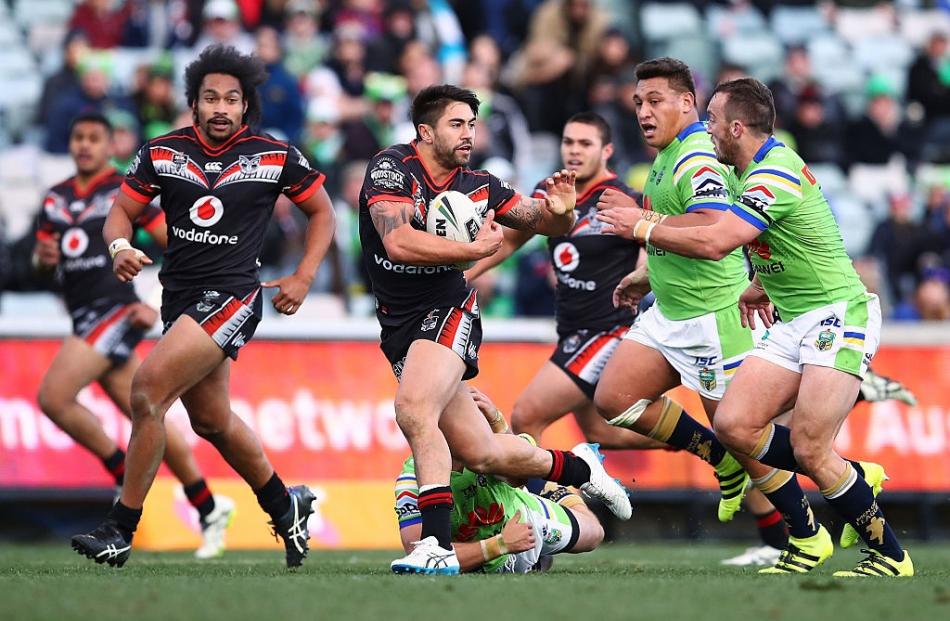 Shaun Johnson runs the ball for the Warriors against the Raiders. Photo: Getty Images