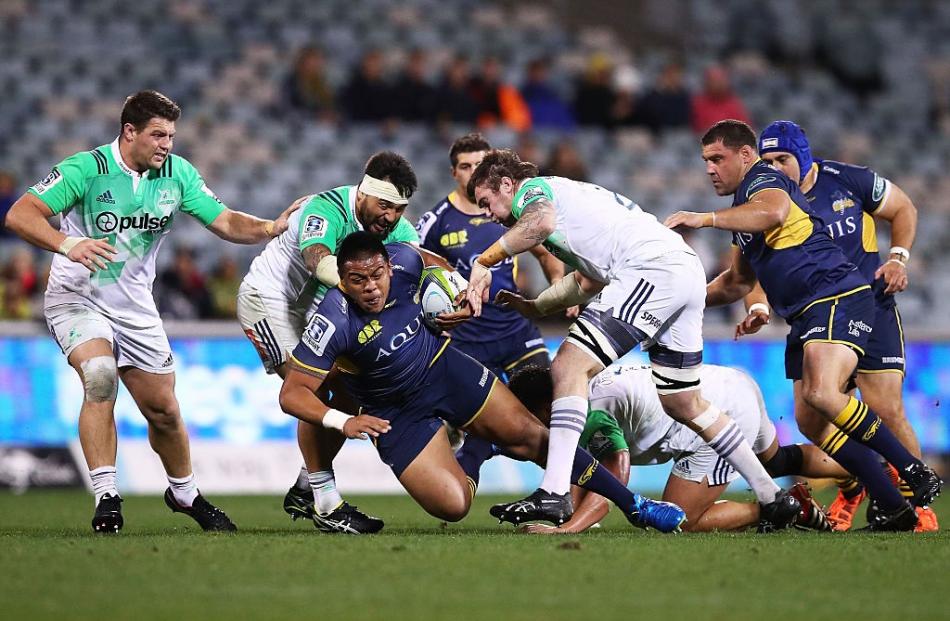 The Highlanders defence swarms on Allan Alaalatoa. Photo: Getty Images