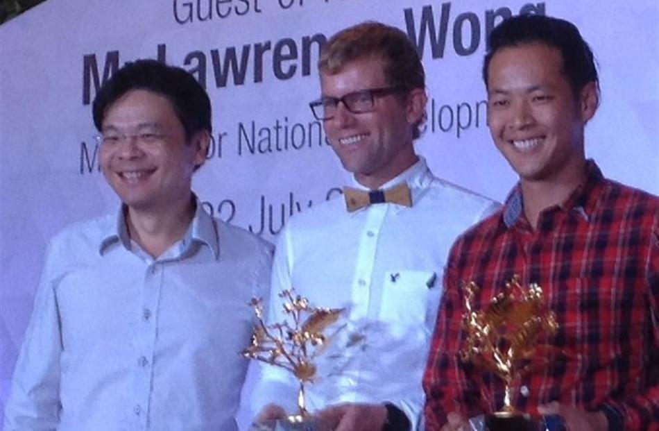 Leon Kluge (centre) and Bayley LuuTomes (right) at the awards ceremony with Singaporean Minister...