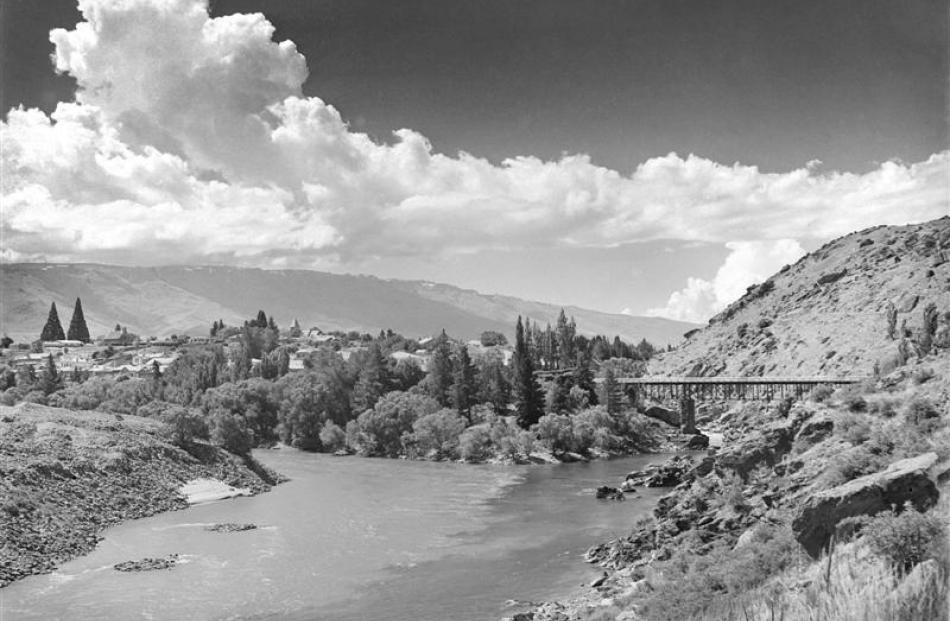romwell, showing the confluence of the Kawarau and Clutha rivers, in December 1959 or January...