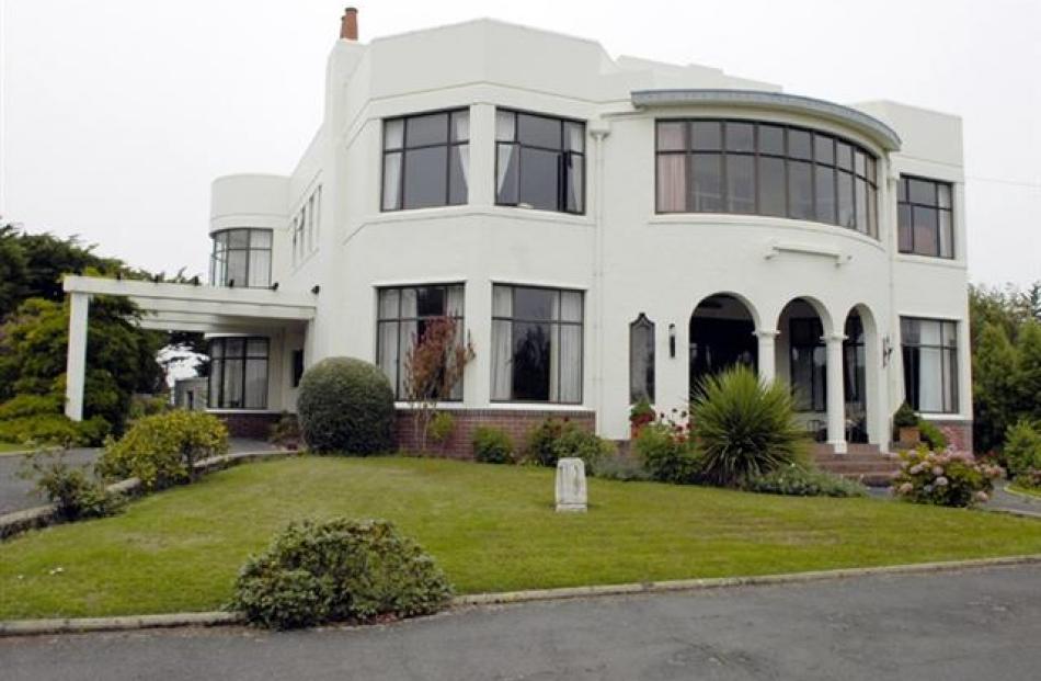 The Hudson House (1938) is a significant Dunedin house in the Spanish Mission Modernist style.