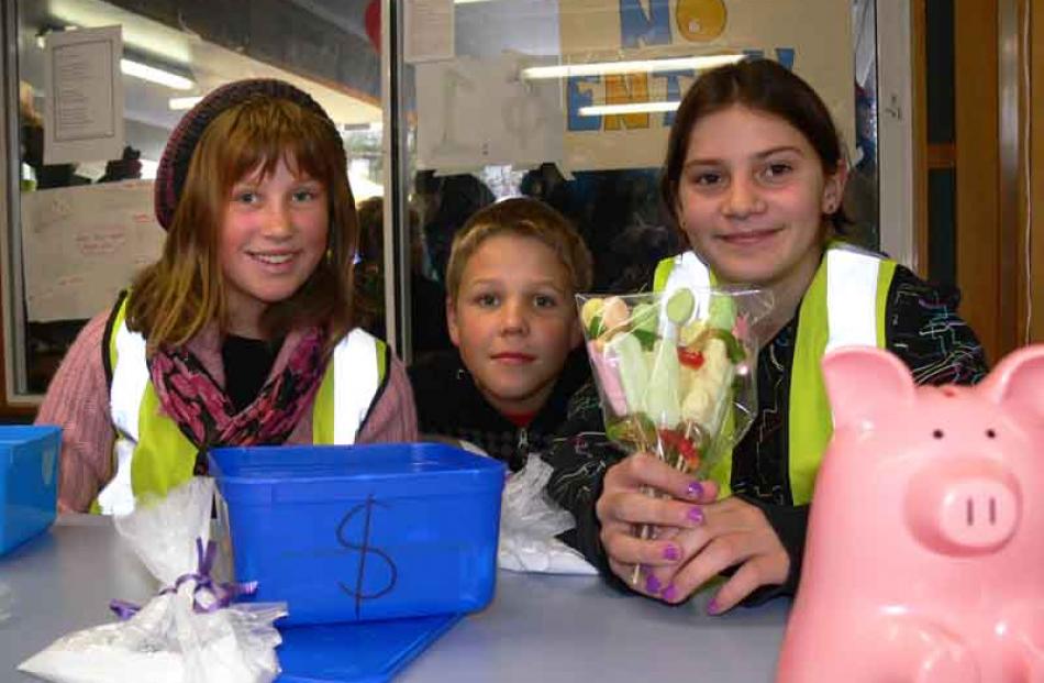 Maggie Burns (11), Samuel Jones (10) and Mairie Swan (12).