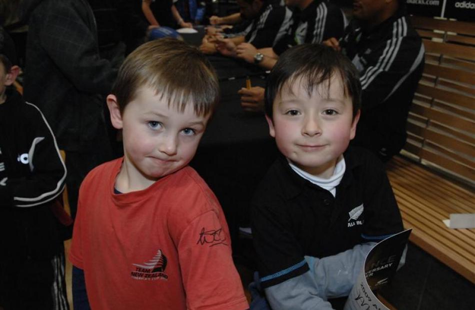 Hugh Askerud (5, left) and Noah Oseki (5) wear their favourite All Blacks on their sleeves.