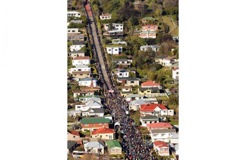 Jaffas tear down Baldwin street in their thousands.