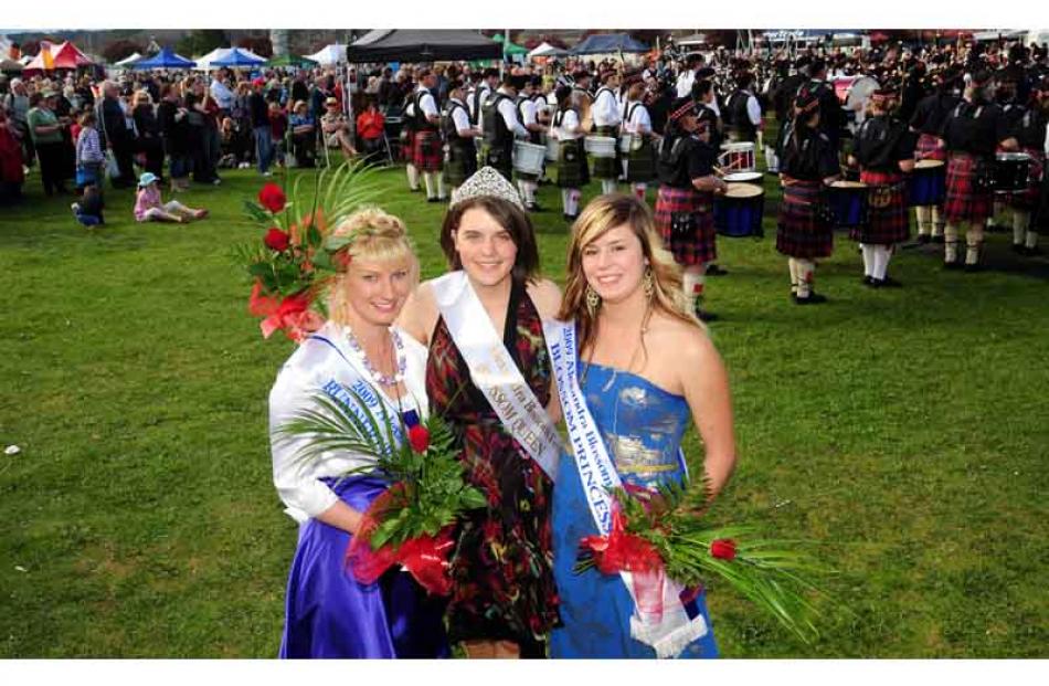 2009 Blossom Festival Queen Alice Finch (17) (centre) and runners up Kelsey Henderson (18), left...