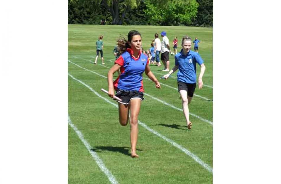 Striding out . . . Arrowtown Primary relay runner Brodie Proctor (11) .PHOTO LYNDA VAN KEMPEN