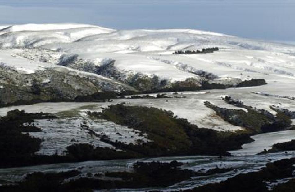 Snow dusting the Mungatuas near Outram Sunday morning. Photo by Gerard O'Brien
