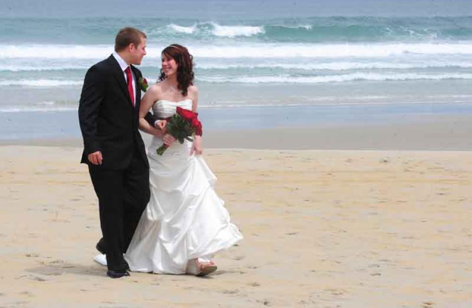 Canadians Jeff Dennis and Kelly Mullen, married on Tomahawk Beach. Photo by Craig Baxter.