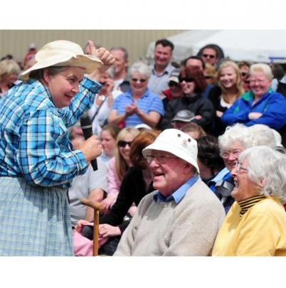 Lynda Topp discusses Joan and Dick Stewart's 55 years of marriage. Photos by Jane Dawber.