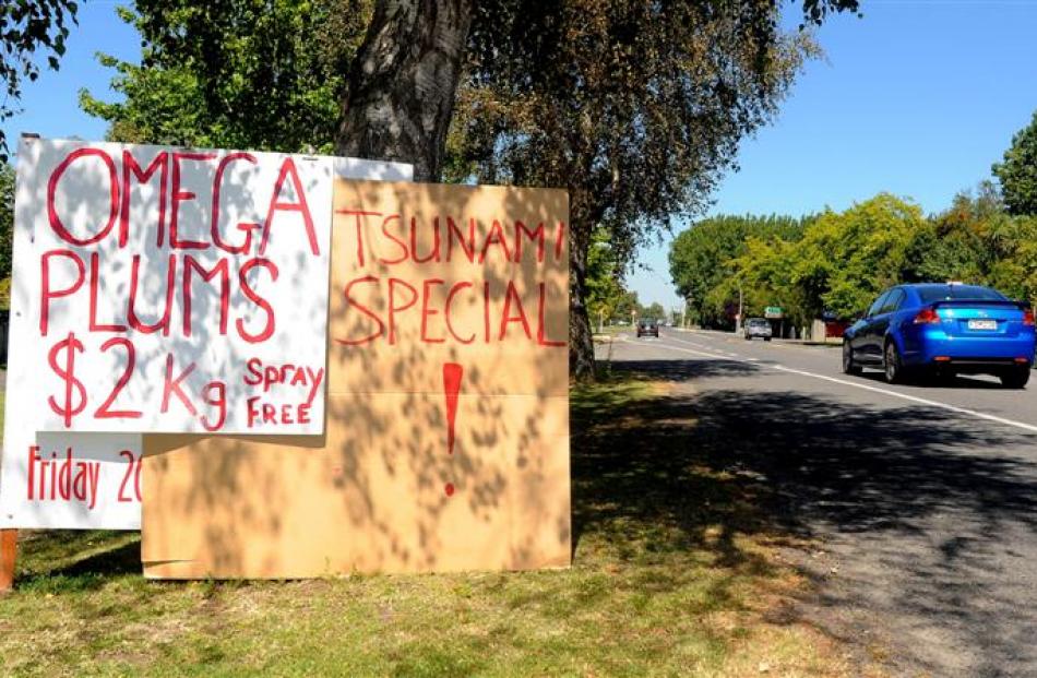 A roadside vendor in Clive uses tsunami humour to attract customers. Credit: NZPA / Kerry Marshall