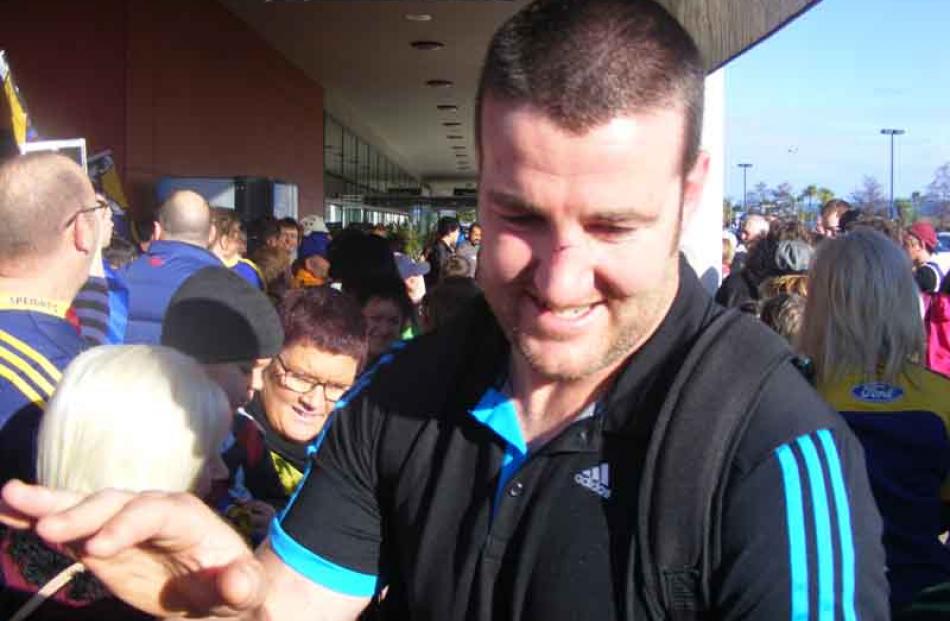 Alex Ainley works his way through the crowd.