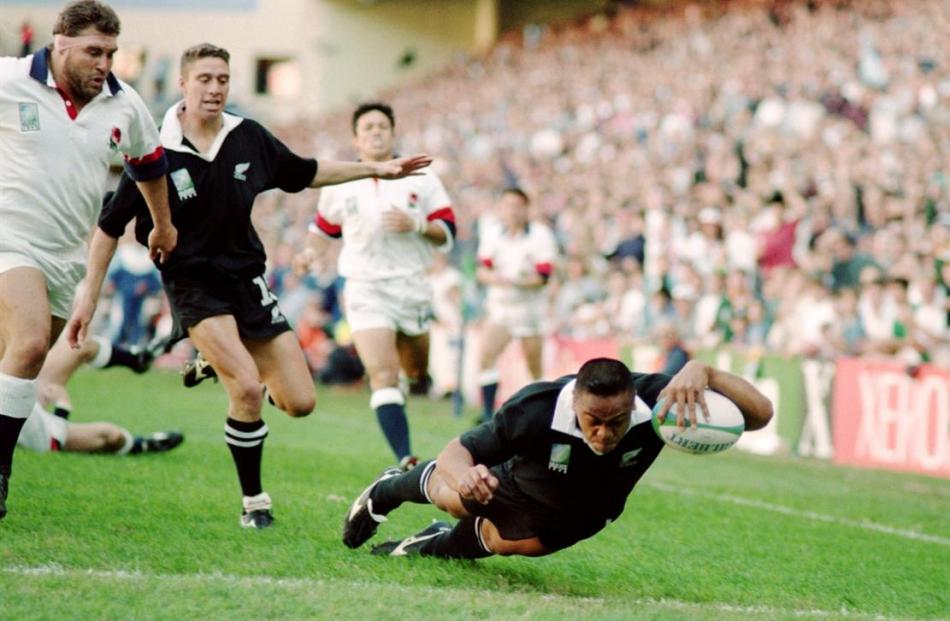 Jonah Lomu scores arguably his most iconic try against England in the 1995 Rugby World Cup final...