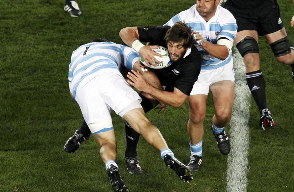 Argentina's Rodrigo Roncero and Mario Ledesma Arocena tackle Sam Whitelock. REUTERS/Bogdan Cristel