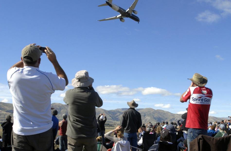 Boeing 777 is watched by the crowd.