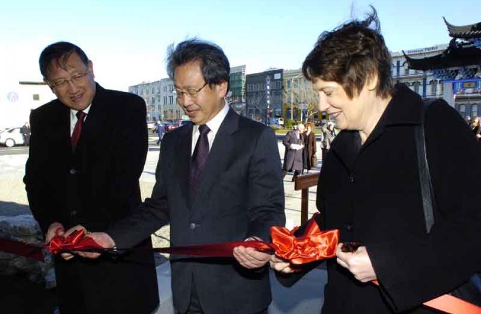 Dunedin Mayor Peter Chin is flanked by the Chinese ambassador Zhang Yuanyuan and Prime Minister...