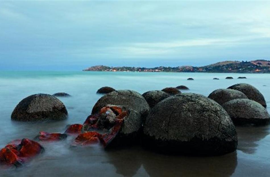 A broken Moeraki boulder reveals something about its origins: deposits of iron oxide and silicon...