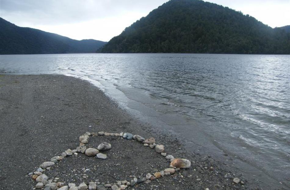 A heartfelt sculpture sits on the shore of Lake Paringa. Photos by Pam Jones.