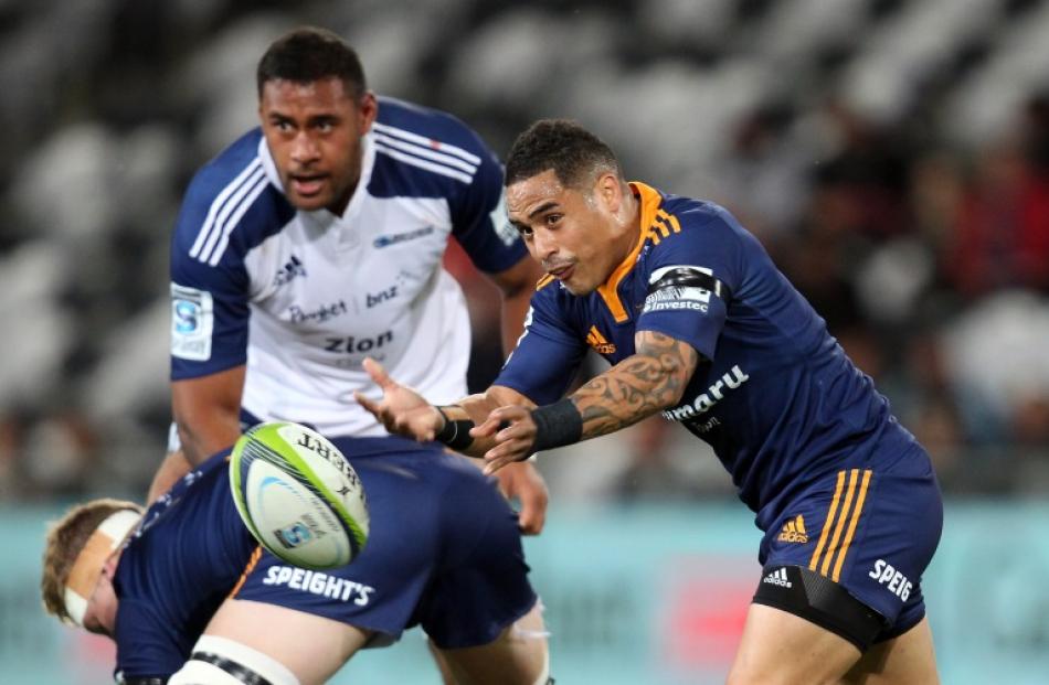 Aaron Smith of the Highlanders passes the ball during the round 10 Super Rugby match between the...