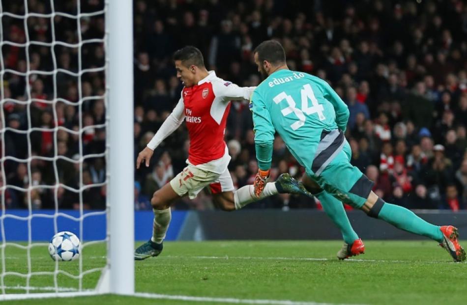 Alexis Sanchez scores Arsenal's third goal. Photo: Reuters