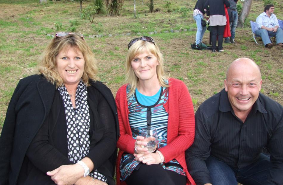 Allyson Cadogan of Balclutha, Ingrid Keating of Lawrence, and Bryan Cadogan of Balclutha.