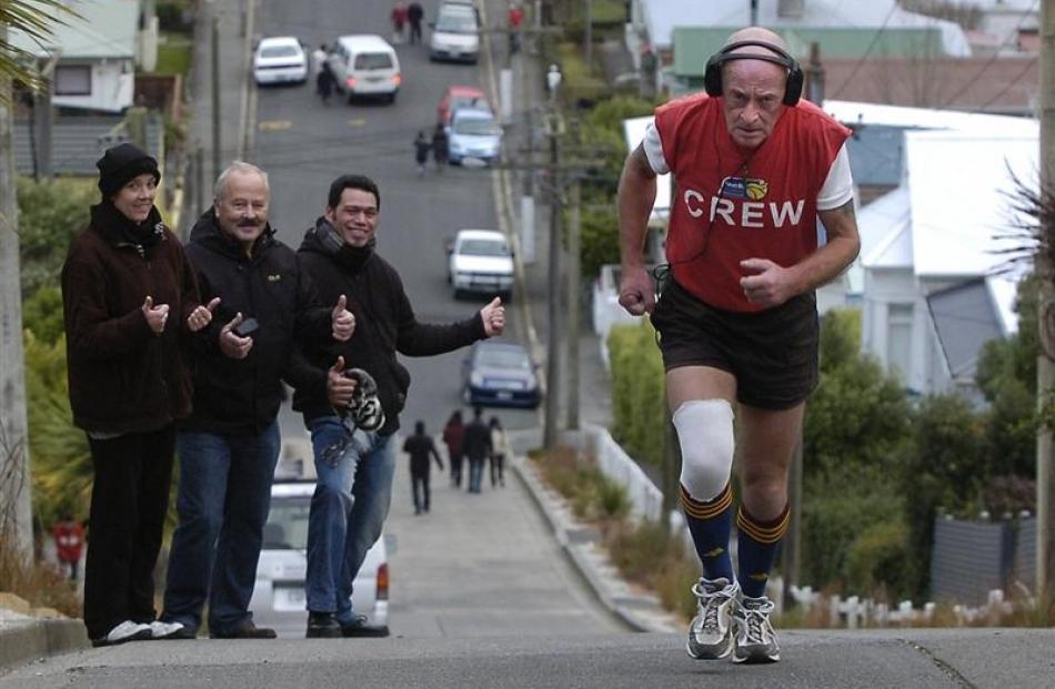 As Dave Kernahan runs up Baldwin St on Saturday on his birthday run, his family encourage him....