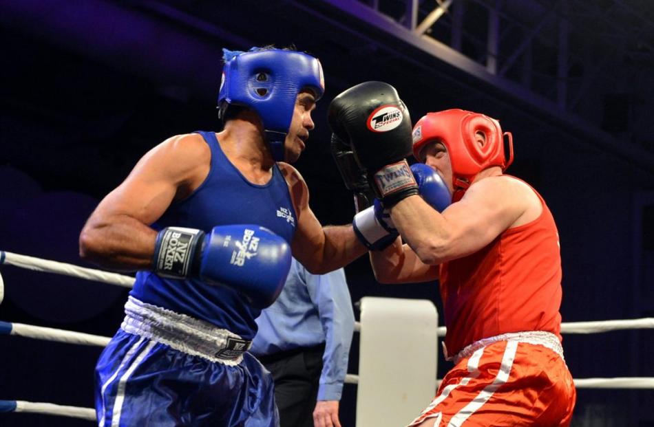 David Davies (red) and Warren Alcock slug it out. Photo by Stephen Jaquiery