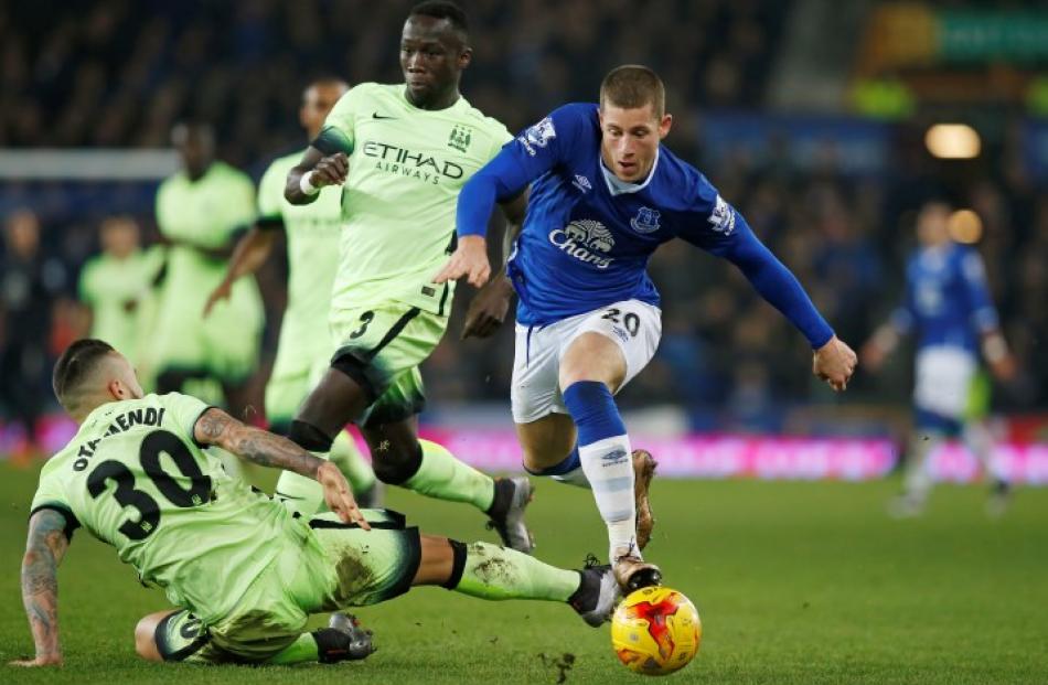 Everton's Ross Barkley tries to get past the Manchester City defence. Photo Reuters