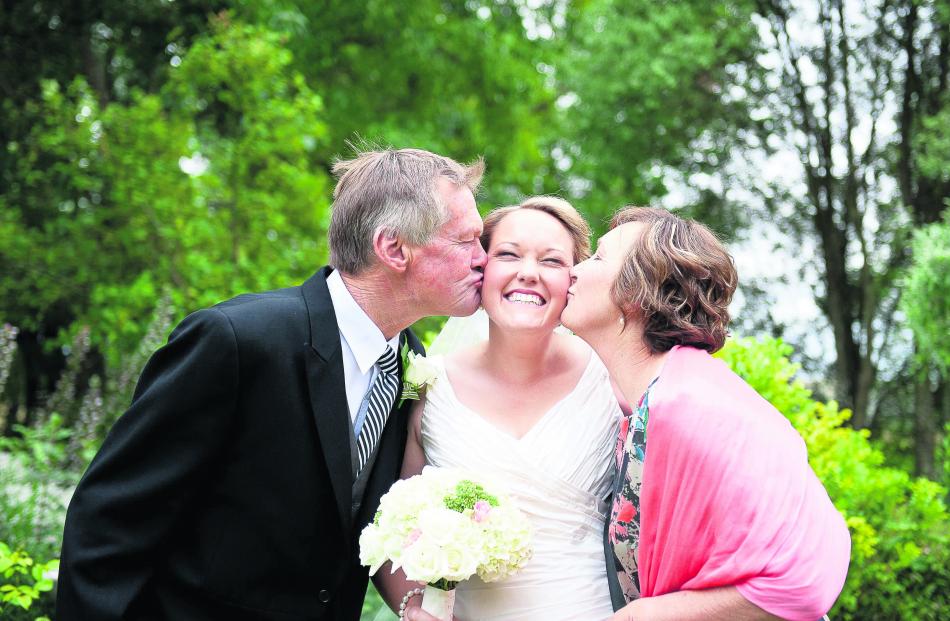 Fiona Murray and her parents at Wairarapa wedding to Andrew White. REBECCA MCSKIMMING PHOTOGRAPHY.