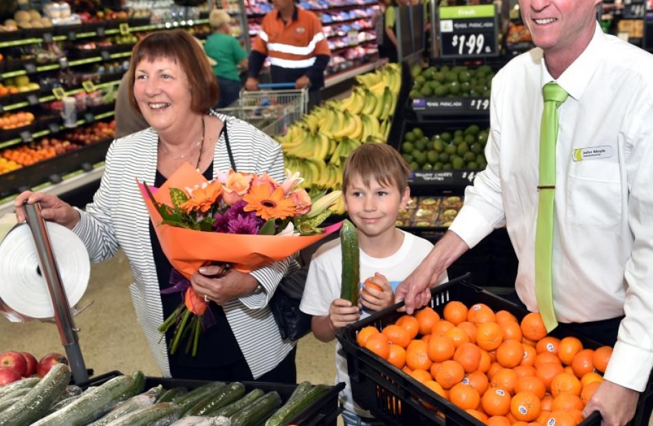 Fresh Choice Green Island owner John Moyle gets to work in his new Dunedin supermarket yesterday...