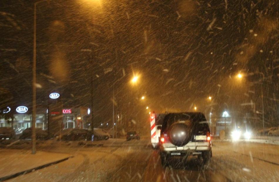 Heavy snow in Kaikorai Valley this morning. Photo by Scott and Sherie Taylor