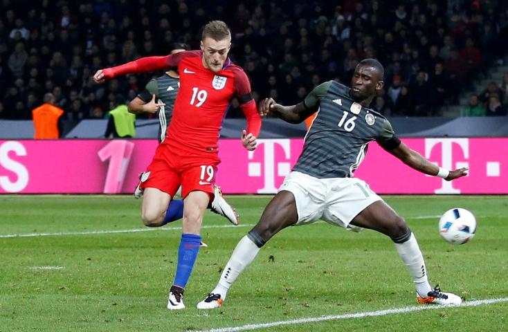 Jamie Vardy (L) flicks the ball to score the second goal for England. Photo Reuters