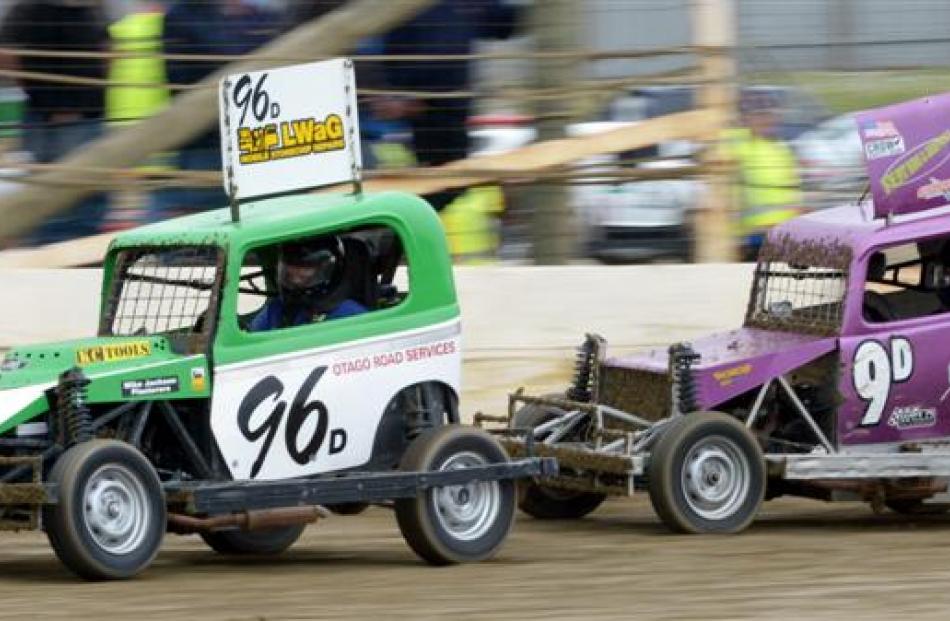 Joshua Sutherland has Jess Cromb on his tail in a heat of the youth ministock Otago championships...