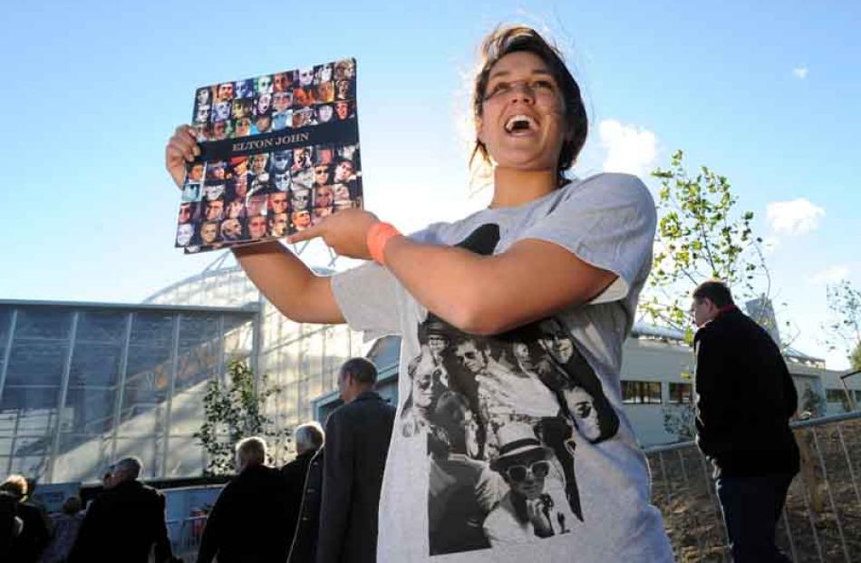 Komisi Bloomfield of Dunedin selling programmes before the Elton John concert at the Forysth Barr...
