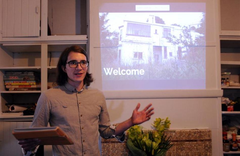 Leander Schulz presents the achievements of a group of students who worked to improve their flat....