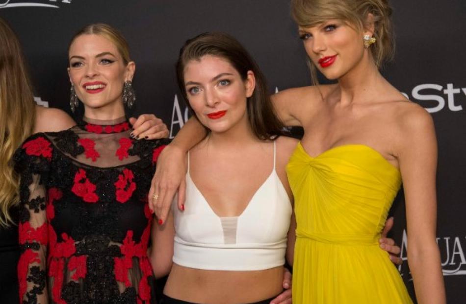 Lorde (C) hangs out with Taylor Swift (R) and actress Jaime King at the InStyle and Warner Bros...