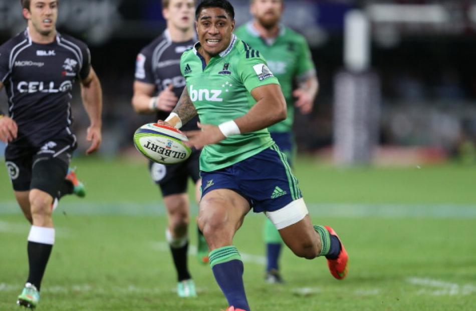 Malakai Fekitoa runs in to score for the Highlanders against the Sharks. Photo Getty