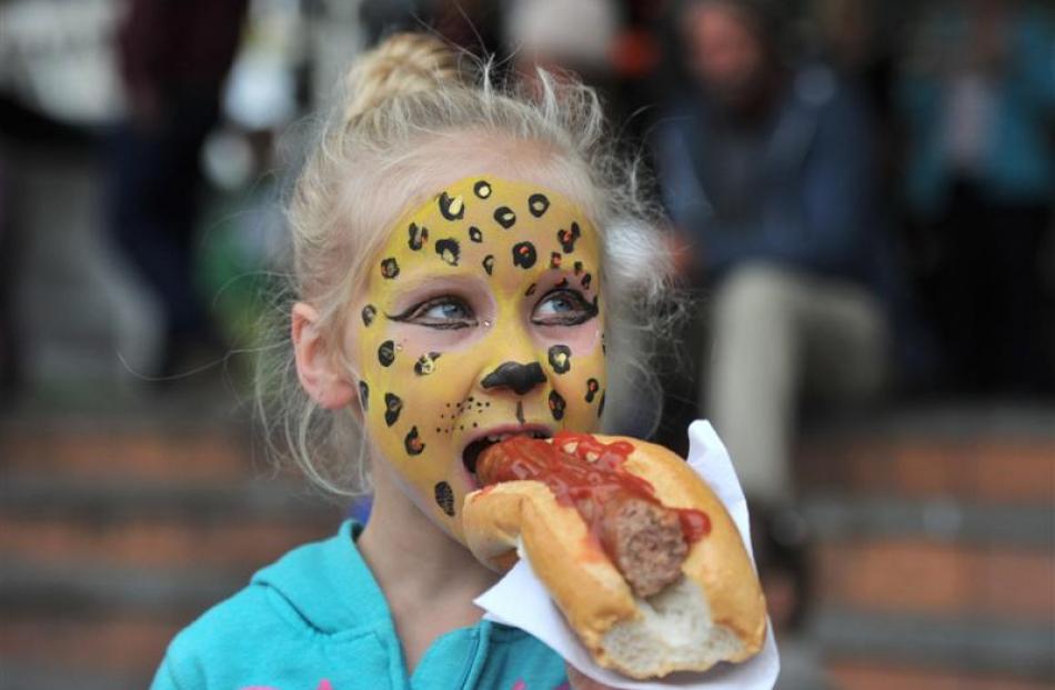 Millie McNamara (5), of Tapanui, tucks into a hot dog during Thieves' Alley Market day.