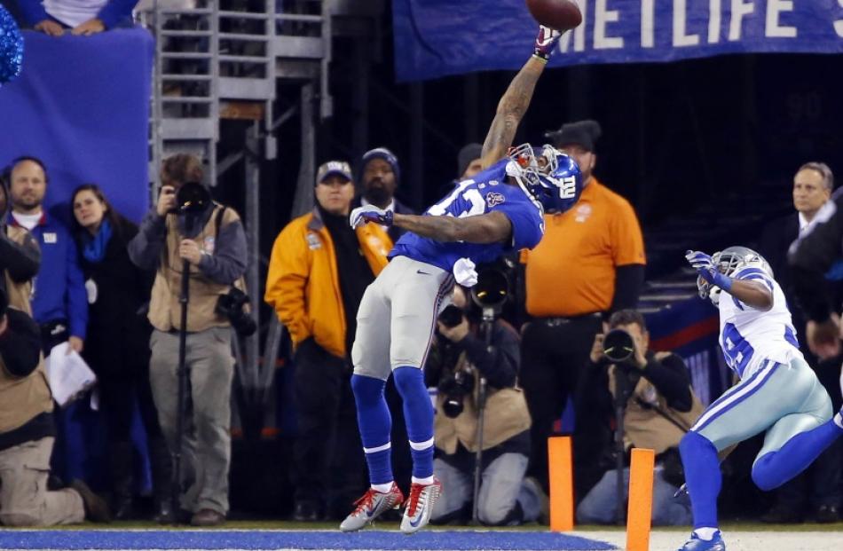 New York Giants wide receiver Odell Beckham (13) pulls in a touchdown pass against the Dallas...