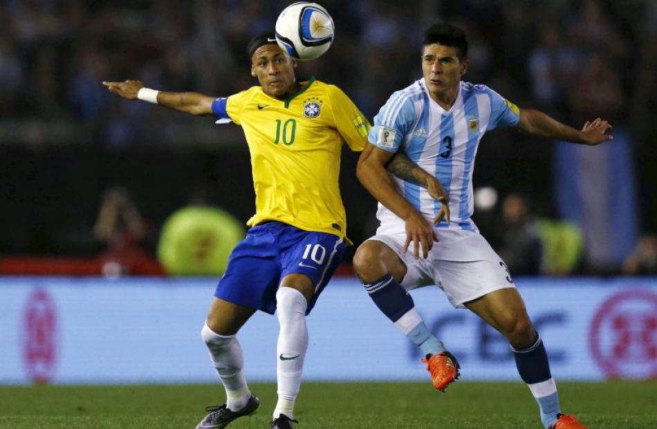 Neymar (L) fights for the ball with Lucas Biglia. Photo: Reuters