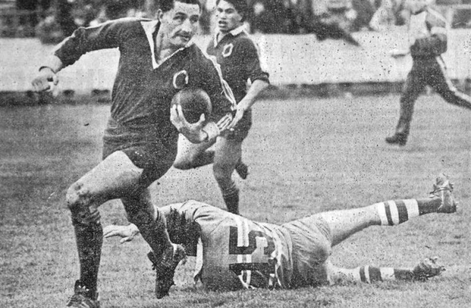 Noel Pilcher scores a try against Manawatu in 1988 at Carisbrook with Manawatu fullback Matene...