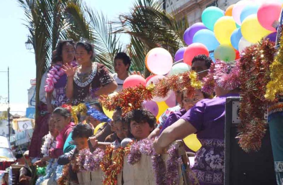 The Oamaru Pacific Island Community's float decorated with balloons and plenty of tinsel.