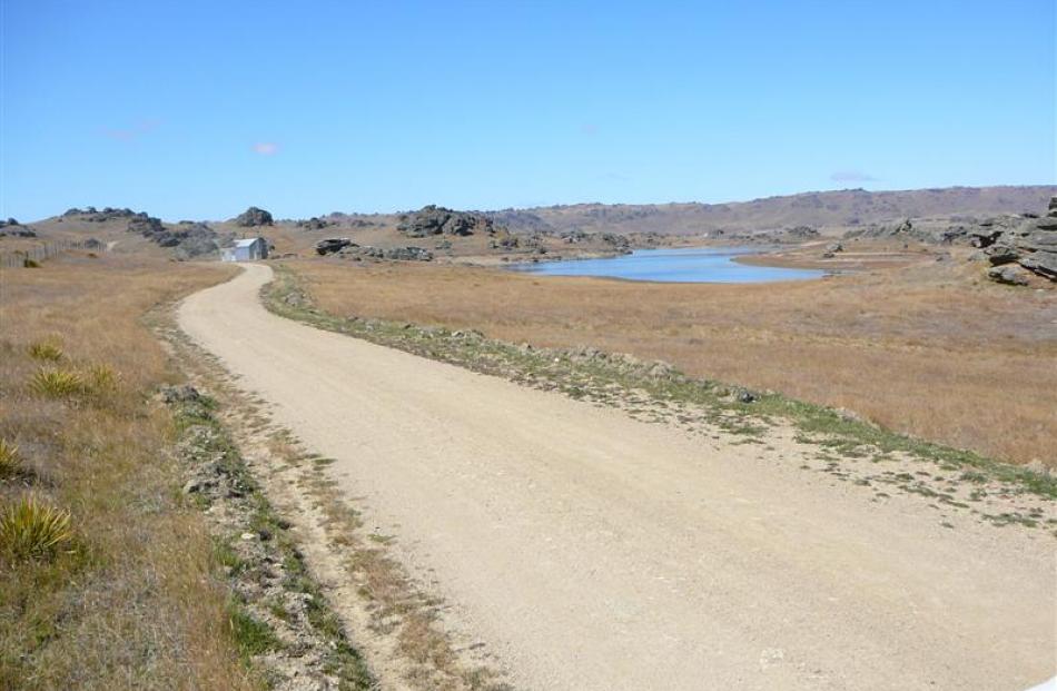 Old Dunstan Rd, looking towards the Poolburn dam. Photos by Owen Graham.