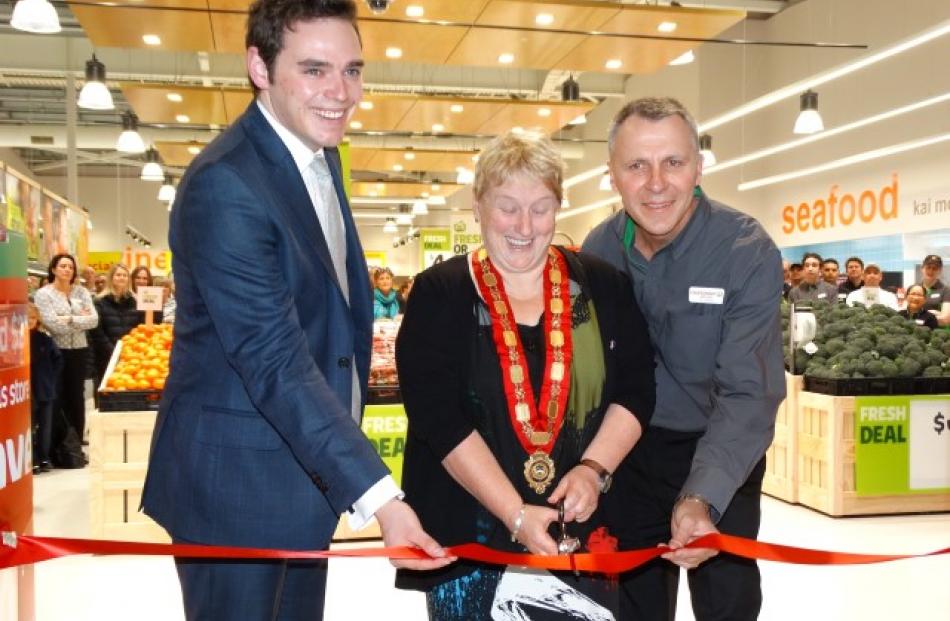 Opening the Countdown supermarket in Frankton this morning are (l-r) Clutha-Southland MP Todd...