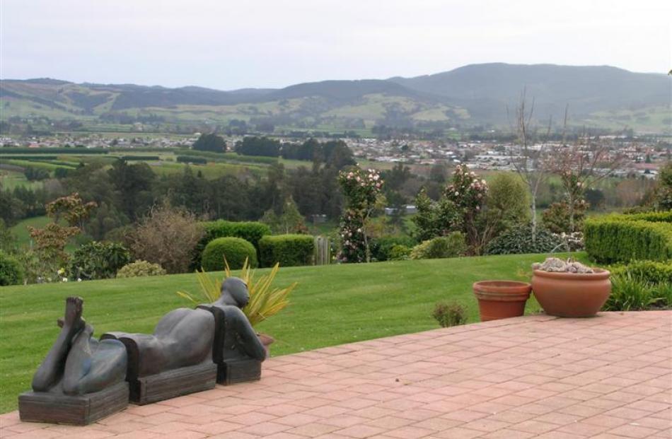 Otago has many fine gardens open to the public. Brochures on open gardens give a guide to what is...