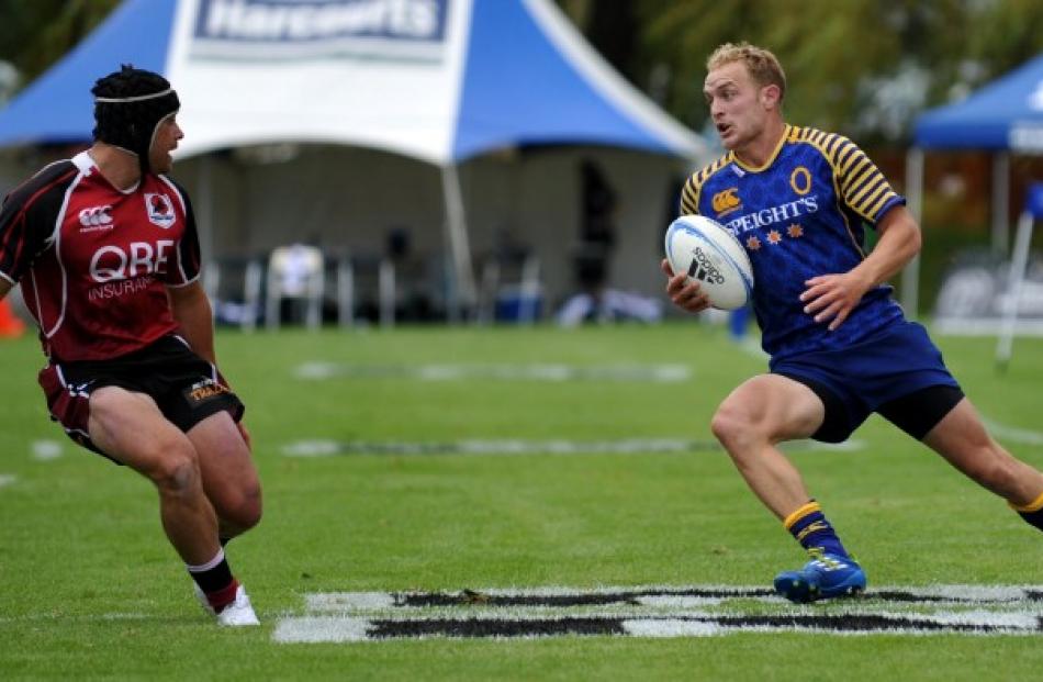 Otago's Matt Faddes (L) looks for a gap against North Harbour on day one.