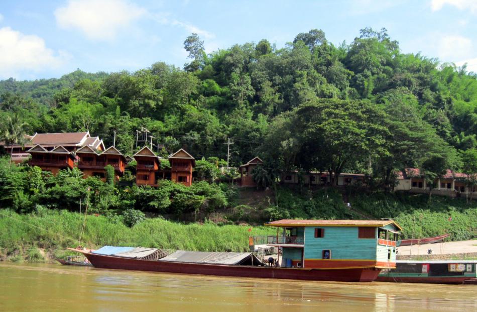 Pak Beng guesthouse before dark, as seen from the Mekong River. PHOTO: JANICE MURPHY