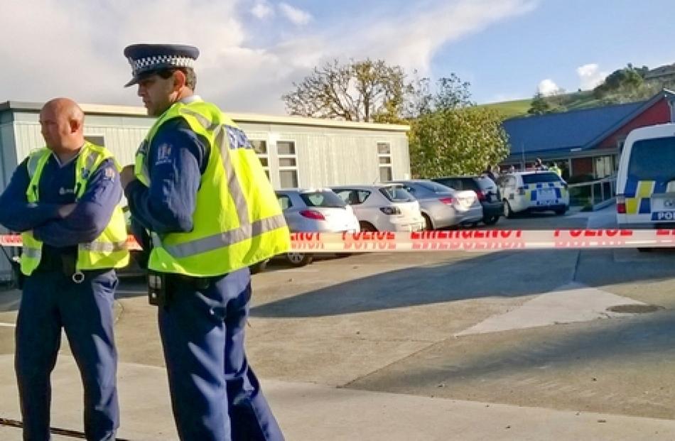 Police outside Taradale Primary School in Napier. Photo by  New Zealand Herald